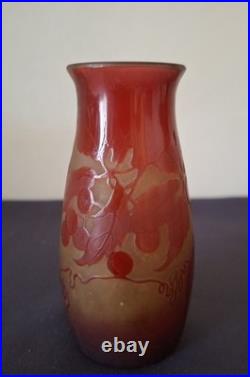D'Argental, vase en verre multicouche, décor dégagé à l'acide de baies