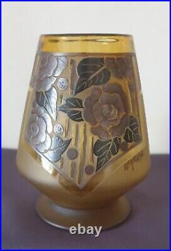 D'Argyl, beau vase en verre teinté dégagé à l'acide, à décor de fleurs stylisées