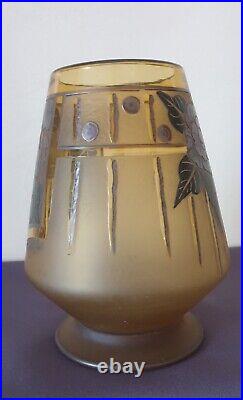 D'Argyl, beau vase en verre teinté dégagé à l'acide, à décor de fleurs stylisées