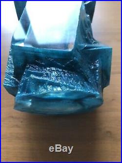 DAUM ARGOS par CESAR BALDACCINI Vase en cristal taillé bleu signé a la base