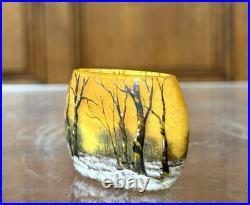 DAUM NANCY VASE MINIATURE OBLONG À DÉCOR DE FORÊT SOUS LA NEIGE, Art Nouveau