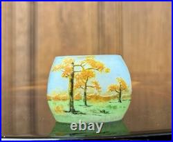 DAUM NANCY VASE MINIATURE OVALE À DÉCOR DE PAYSAGE DE MONTAGNES. Art Nouveau