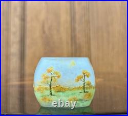 DAUM NANCY VASE MINIATURE OVALE À DÉCOR DE PAYSAGE DE MONTAGNES. Art Nouveau