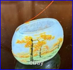DAUM NANCY VASE MINIATURE OVALE À DÉCOR DE PAYSAGE DE MONTAGNES. Art Nouveau