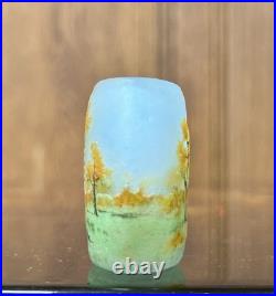 DAUM NANCY VASE MINIATURE OVALE À DÉCOR DE PAYSAGE DE MONTAGNES. Art Nouveau