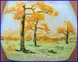 DAUM NANCY VASE MINIATURE OVALE À DÉCOR DE PAYSAGE DE MONTAGNES. Art Nouveau