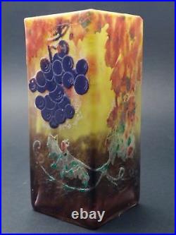DAUM Nancy Vase à décor de pampres de vigne et grappes de raisin