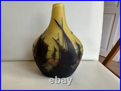 DAUM Nancy Vase verre multicouche dégagé à l'acide Retour des bateaux Ht 18 cms DAUM Nancy Vase verre multicouche dégagé à l'acide Retour des bateaux Ht 18 cms