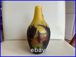 DAUM Nancy Vase verre multicouche dégagé à l'acide Retour des bateaux Ht 18 cms