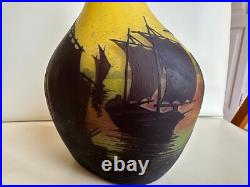 DAUM Nancy Vase verre multicouche dégagé à l'acide Retour des bateaux Ht 18 cms