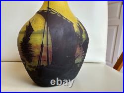 DAUM Nancy Vase verre multicouche dégagé à l'acide Retour des bateaux Ht 18 cms