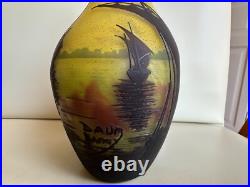 DAUM Nancy Vase verre multicouche dégagé à l'acide Retour des bateaux Ht 18 cms