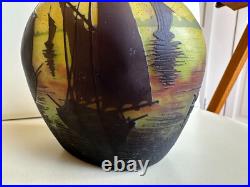 DAUM Nancy Vase verre multicouche dégagé à l'acide Retour des bateaux Ht 18 cms