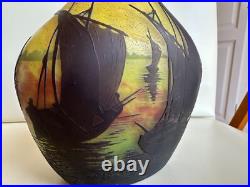 DAUM Nancy Vase verre multicouche dégagé à l'acide Retour des bateaux Ht 18 cms