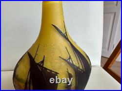 DAUM Nancy Vase verre multicouche dégagé à l'acide Retour des bateaux Ht 18 cms
