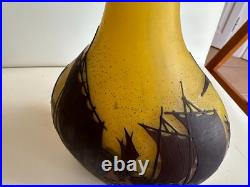DAUM Nancy Vase verre multicouche dégagé à l'acide Retour des bateaux Ht 18 cms