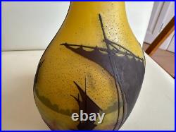 DAUM Nancy Vase verre multicouche dégagé à l'acide Retour des bateaux Ht 18 cms