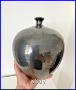 Dans le gout de Ruelland Vase boule noir satiné