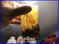 Daum Nancy petit vase de section carrée multicouche à decor de tulipes. 11,8 cm