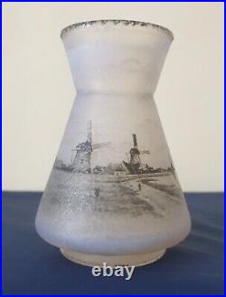 Daum, très joli vase en verre givré opalescent, à décor de moulins