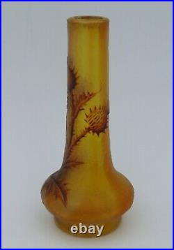 Daum, vase miniature décor chardon, dégagé à l'acide, signé, intact