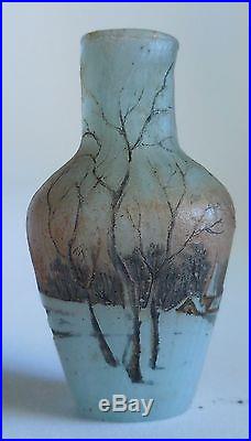 Daum vase miniature, decor village et paysage hivernal gravé à l'acide