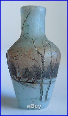 Daum vase miniature, decor village et paysage hivernal gravé à l'acide