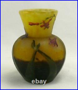 Daum, vase miniature multicouche, dégagé à l'acide, émaillé décor floral, signé