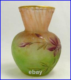 Daum, vase miniature multicouche, dégagé à l'acide, émaillé, doré, signé, intact