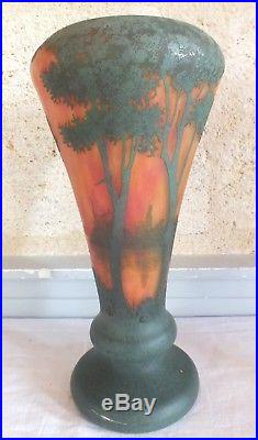 Daum vase pâte de verre dégagé acide décor tournant