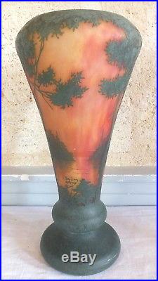 Daum vase pâte de verre dégagé acide décor tournant