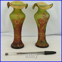 Deux vases Baccarat, petits soliflores, décor floral, estampillés