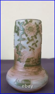 Devez très joli vase en verre multicouche décor lacustre japonisant