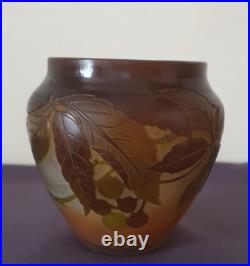 E. Gallé, très joli vase en verre multicouche à décor de baies et de feuilles