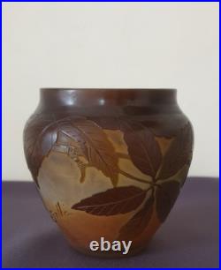 E. Gallé, très joli vase en verre multicouche à décor de baies et de feuilles