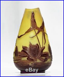 EMILE GALLÉ Petit Vase à décor de Nénuphars Pâte de Verre Gravé ART NOUVEAU