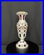 Elegant-vase-en-cristal-overlay-de-Boheme-blanc-opalin-et-rouge-rubis-01-pfro