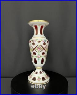 Élégant vase en cristal overlay de Bohême, blanc opalin et rouge rubis