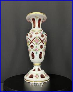Élégant vase en cristal overlay de Bohême, blanc opalin et rouge rubis
