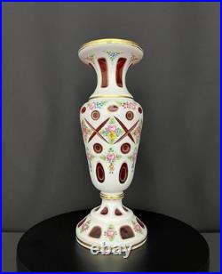 Élégant vase en cristal overlay de Bohême, blanc opalin et rouge rubis