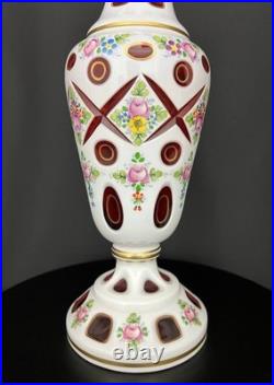Élégant vase en cristal overlay de Bohême, blanc opalin et rouge rubis