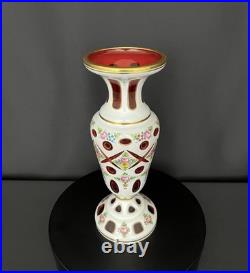 Élégant vase en cristal overlay de Bohême, blanc opalin et rouge rubis