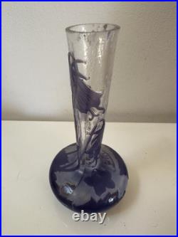 Émile GALLE Petit vase en verre à décor floral dégagé acide couleur Violine Émile GALLE Petit vase en verre à décor floral dégagé acide couleur Violine