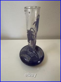 Émile GALLE Petit vase en verre à décor floral dégagé acide couleur Violine Émile GALLE Petit vase en verre à décor floral dégagé acide couleur Violine