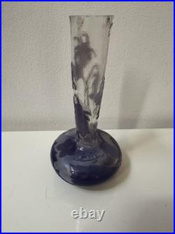 Émile GALLE Petit vase en verre à décor floral dégagé acide couleur Violine Émile GALLE Petit vase en verre à décor floral dégagé acide couleur Violine