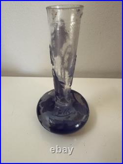 Émile GALLE Petit vase en verre à décor floral dégagé acide couleur Violine Émile GALLE Petit vase en verre à décor floral dégagé acide couleur Violine