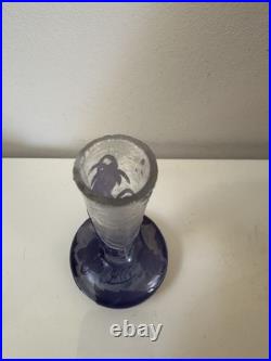Émile GALLE Petit vase en verre à décor floral dégagé acide couleur Violine Émile GALLE Petit vase en verre à décor floral dégagé acide couleur Violine