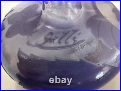 Émile GALLE Petit vase en verre à décor floral dégagé acide couleur Violine Émile GALLE Petit vase en verre à décor floral dégagé acide couleur Violine