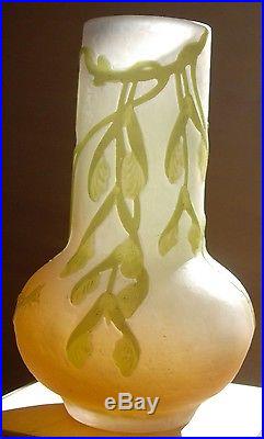 Emile GALLE petit vase en pâte de verre