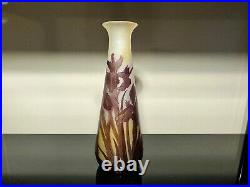 Emile Gallé Ancien vase en verre multicouche dégagé à l'acide. 30cm